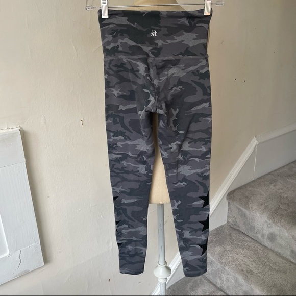 Strut This Dallas Tegan Gray Camo Star High Waisted Ankle Legging EUC One Size - Picture 3 of 6